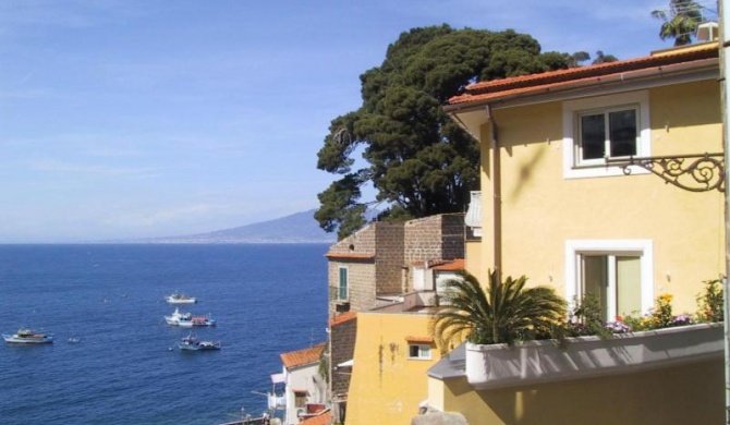 Sorrento Apartment Sleeps 4 Pool WiFi