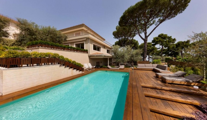 Sorrento Villa Sleeps 16 with Pool Air Con and WiFi