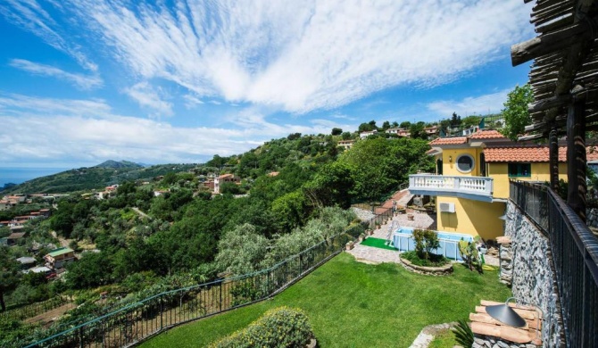 Torca Villa Sleeps 8 with Pool Air Con and WiFi
