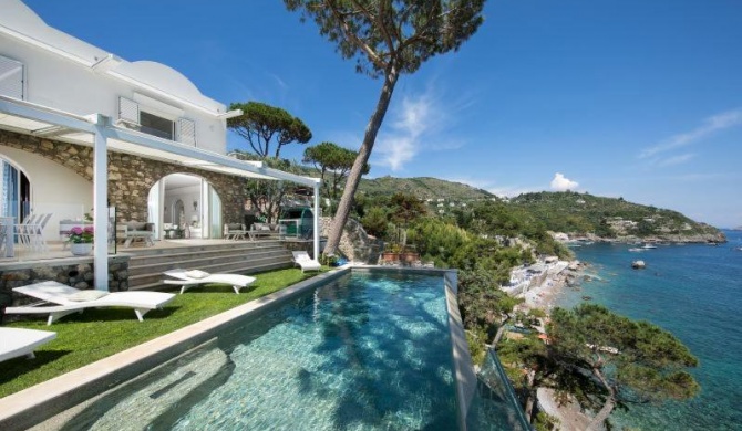 Marina del Cantone Villa Sleeps 10 with Pool Air Con and WiFi