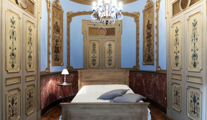 Modern-Baroque style Apartment with original Frescoes